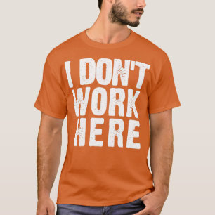 Camiseta Olhe de perto que não trabalho aqui engraçado no t