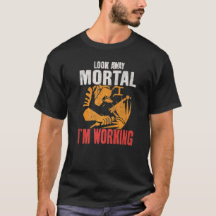 Camiseta Olhe para longe mortal Estou trabalhando na solda