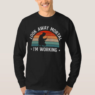 Camiseta Olhe Para Longe Mortal Estou Trabalhando Soldado