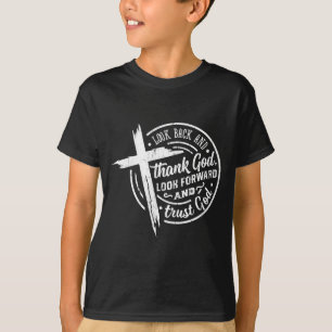 Camiseta Olhe para trás e agradeça a Deus Olhe para frente