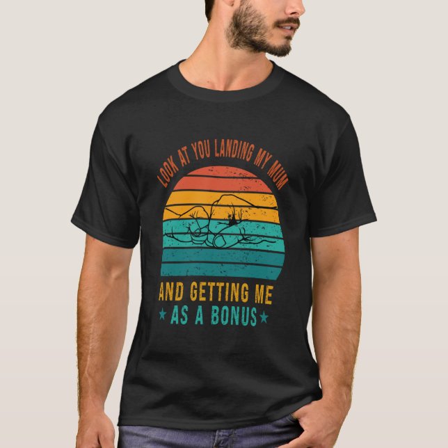 Camiseta Olhe para você conquistando minha mãe e me consegu (Frente)
