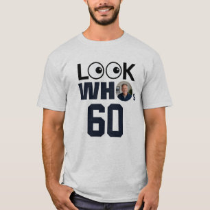 Camiseta Olhe Quem Está Com 60 Anos Foto Engraçada de Anive