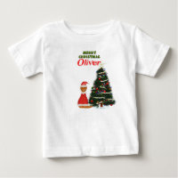 Oliver vestido de Papai Noel ao lado de sua árvore