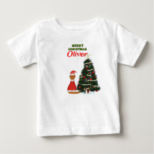 Camiseta Oliver vestido de Papai Noel ao lado de sua árvore