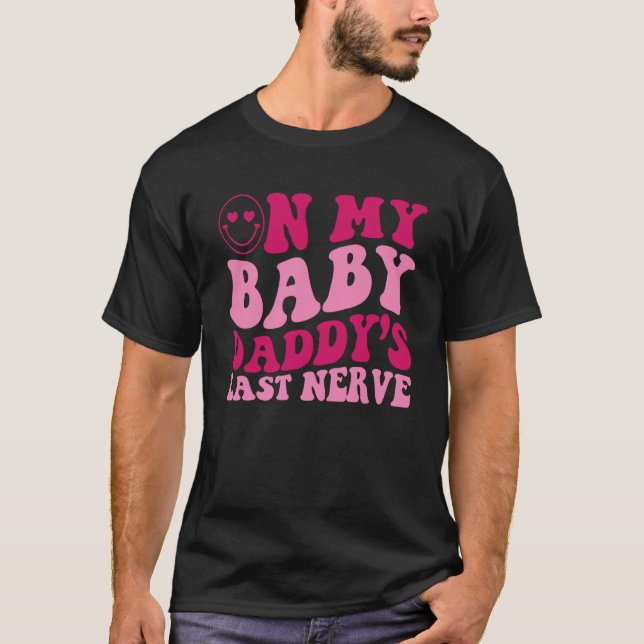 Camiseta On My Baby Daddy's Last Nerve Saying Groovy Women  (Frente)