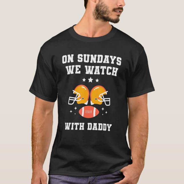 Camiseta On Sundays We Watch With Daddy  Family Football To (Frente)