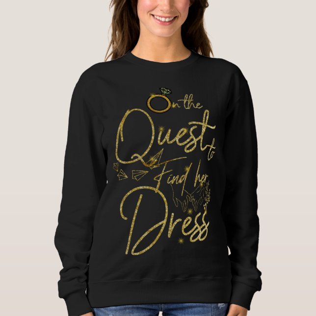 Camiseta On The Quest to Find her Dress Wedding Dress Weddi (Frente)