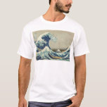 Camiseta Onda de Kanagawa por Katsushika Hokusai<br><div class="desc">Este impressão de cor japonês por Katsushika Hokusai (1760-1849) é intitulado Kanagawa Oki Nami Ura (a grande onda fora da costa de Kanagawa). Foi imprimido por volta de 1826 no ANÚNCIO. Descreve um mar azul muito tormentoso, com ondas enormes (tsunami talvez), e os marinheiros japoneses estão lutando por suas vidas,...</div>