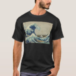 Camiseta Onda de Kanagawa por Katsushika Hokusai<br><div class="desc">Este impressão de cor japonês por Katsushika Hokusai (1760-1849) é intitulado Kanagawa Oki Nami Ura (a grande onda fora da costa de Kanagawa). Foi imprimido por volta de 1826 no ANÚNCIO. Descreve um mar azul muito tormentoso, com ondas enormes (tsunami talvez), e os marinheiros japoneses estão lutando por suas vidas,...</div>