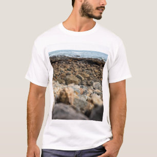Camiseta Ondina Shoreline: Rugged Coastal Stone Landscape