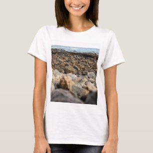 Camiseta Ondina Shoreline: Rugged Coastal Stone Landscape