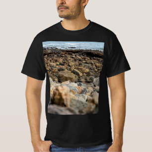 Camiseta Ondina Shoreline: Rugged Coastal Stone Landscape
