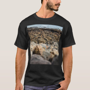 Camiseta Ondina Shoreline: Rugged Coastal Stone Landscape