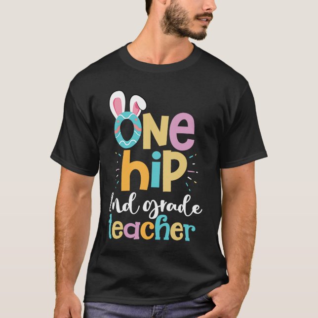 Camiseta One Hip 2nd Grade Teacher Cute Happy Easter Bunny  (Frente)