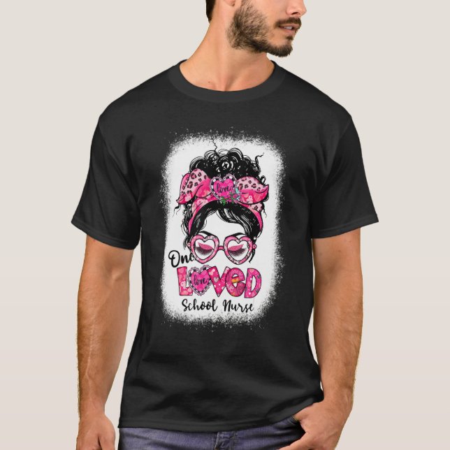 Camiseta One Loved School Nurse Messy Bun Women Valentine's (Frente)