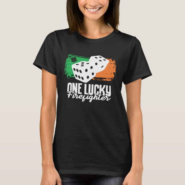 Camiseta One Lucky Firefighter Dice Game  Family Group Matc (Frente)