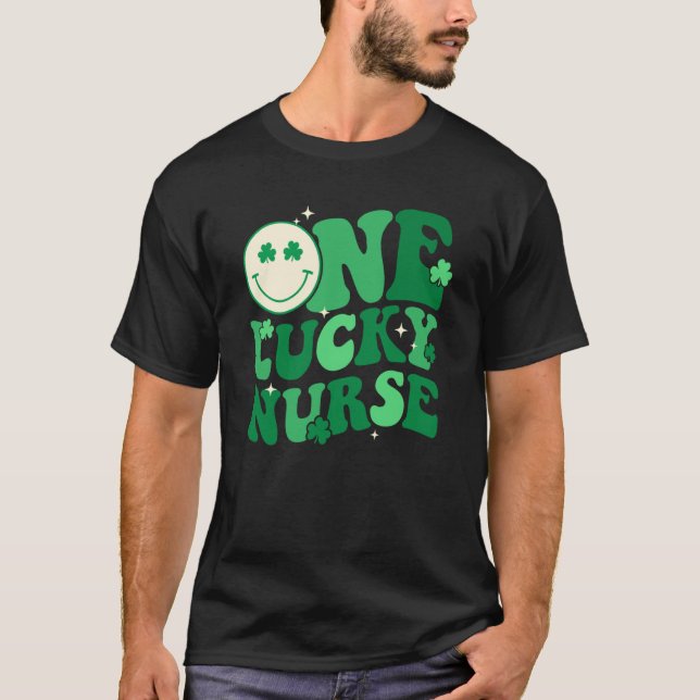 Camiseta One Lucky Nurse Shamrock Groovy Happy St Patrick's (Frente)