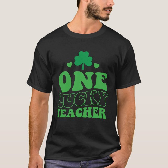Camiseta One Lucky Teacher Groovy Retro St Patrick's Day Sh (Frente)