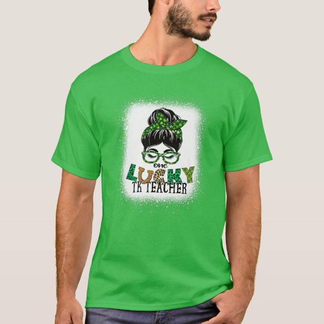 Camiseta One Lucky TK Teacher Bleached Messy Bun St Patrick (Frente)
