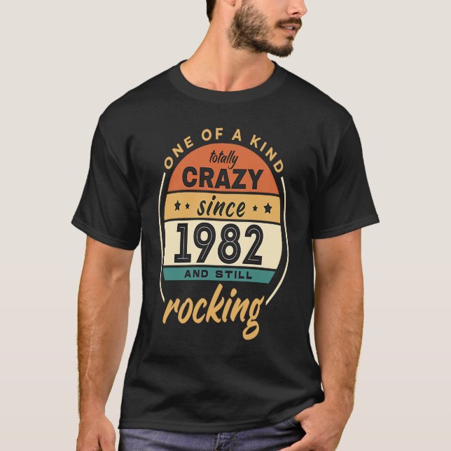 Camiseta One Of A Kind Crazy Since 1982 And Still Rocking V (Frente)