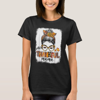 Camiseta One Thankful Mama Messy Bun Fall Leaves Autumn Tha