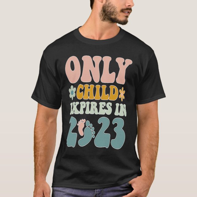 Camiseta Only Child Expires in 2023 Groovy Style Baby Annou (Frente)