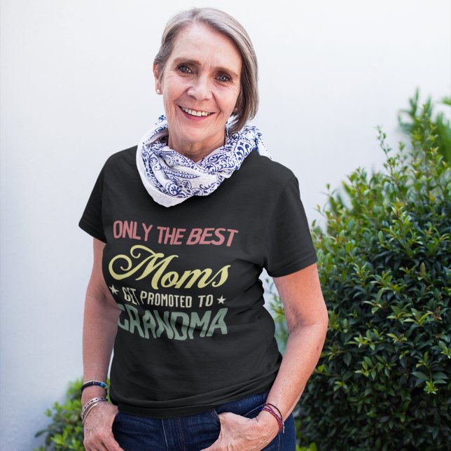Camiseta Only the Best Moms Get to Promoted To Grandma Mom (Criador carregado)
