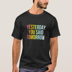 Camiseta Ontem Você Disse Amanhã Que É Engraçado Vive Agora