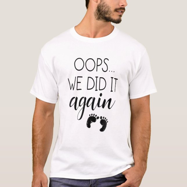 Camiseta Oops We Did It Again - Mommy To Be - Pregnancy Rev (Frente)