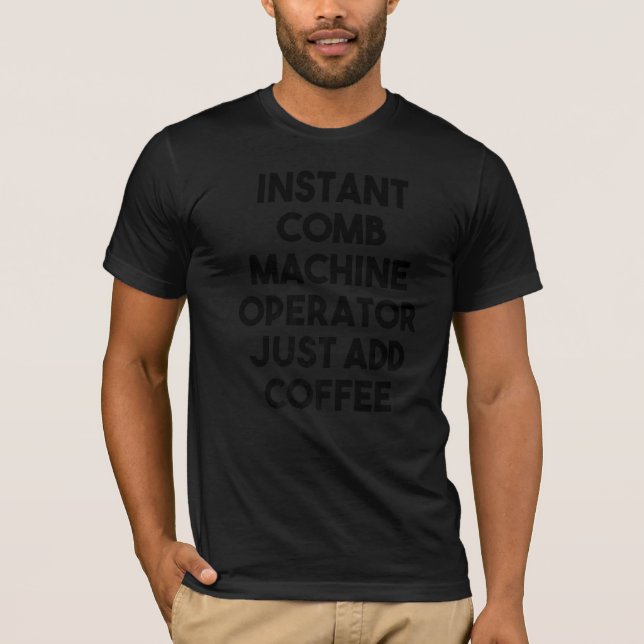 Camiseta Operador de Comb Instantâneo Apenas adicione café (Frente)