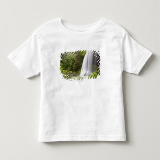 Camiseta Opinião borrada da cachoeira e da floresta em