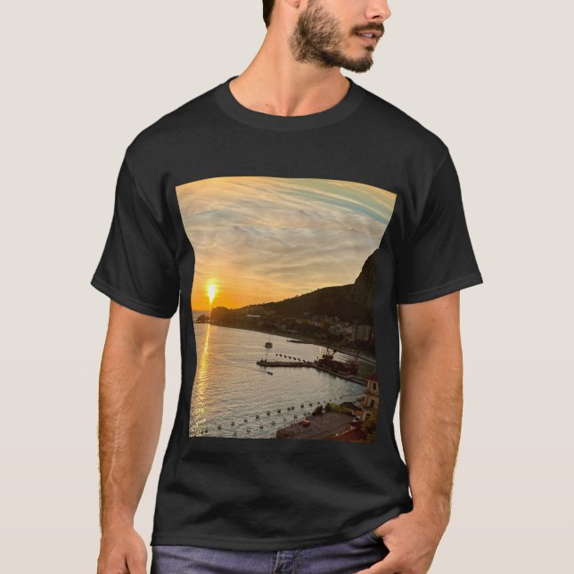 Camiseta Orange Sunset sobre Mountain and Seas (Frente)