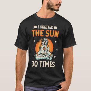 Camiseta Orbitei O Sol 30 Vezes O Planeta Astronauta Feliz