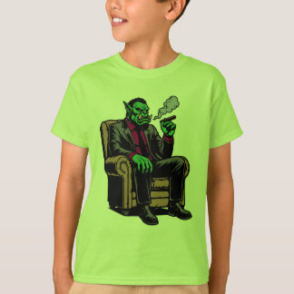 Camiseta Orc numa cadeira com charuto