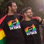 Camiseta Orgulho Amor ganha Coração LGBT no Arco-Íris<br><div class="desc">O Orgulho Adquira Coração LGBT Do Arco-Íris. Celebrando o Orgulho com dentro de Amor,  uma forma cardíaca recortada dentro de uma bandeira do arco-íris e ganha em grande tipografia branca por baixo.</div>
