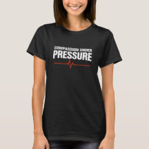 Camiseta Orgulho da Enfermeira Compaixão Sob Press