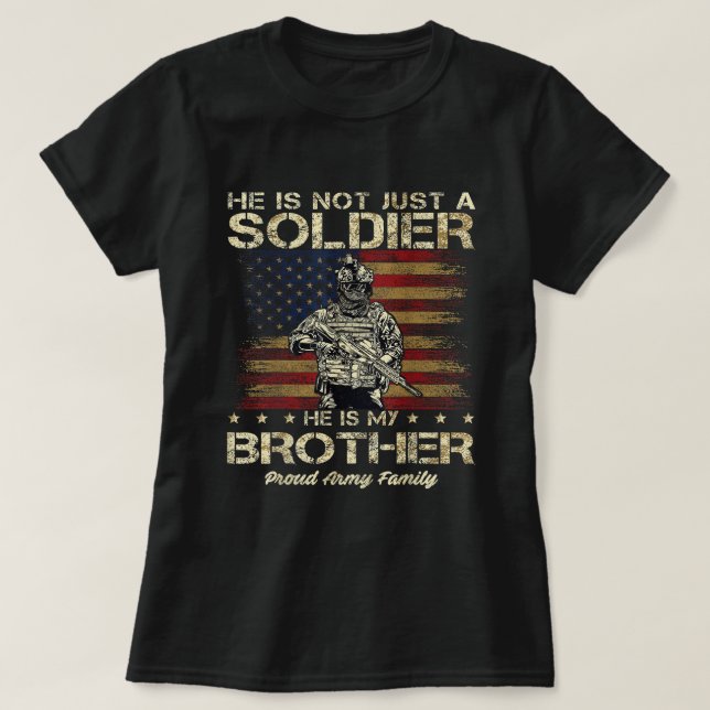 Camiseta Orgulho Da Família Do Exército, Ele Não É Apenas U (Frente do Design)