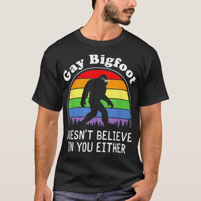 Camiseta orgulho gay Funny Gay Bigfoot Rainbow Retr Sasquat (Frente)