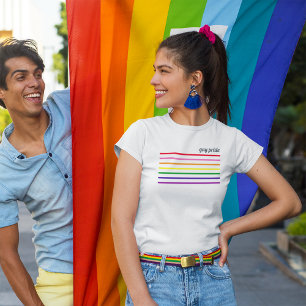 Camiseta orgulho gay Mês LGBTQ Texto Colorido Arco-Íris