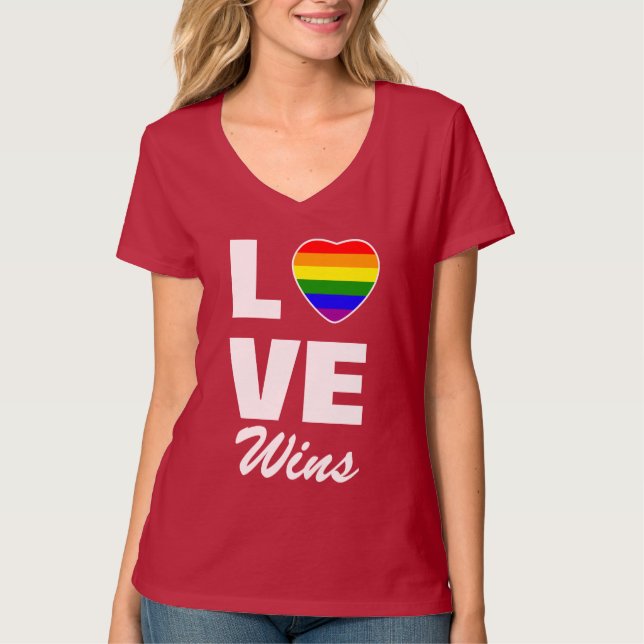 Camiseta Orgulho gay Rainbow Flag Heart Love Wins T Shirt (Frente)