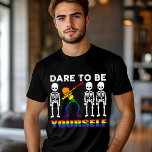 Camiseta Orgulho LGBT Atreve-se a ser tu próprio a ser mode<br><div class="desc">Este design moderno temático LGBT apresenta o texto "ousar ser você mesmo" em tipografia branca e arco-íris,  acentuada com três esqueletos brancos e um esqueleto arco-íris a abater #LGBT #gay #orgulde #lésbica #transgênero #igure #rainbow #moda #estilo #na moda #halloween #skeleton</div>