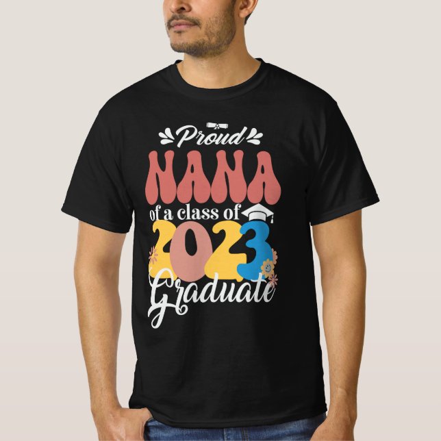 Camiseta Orgulho NANA de uma Classe de Groovy 2023 Formando (Frente)