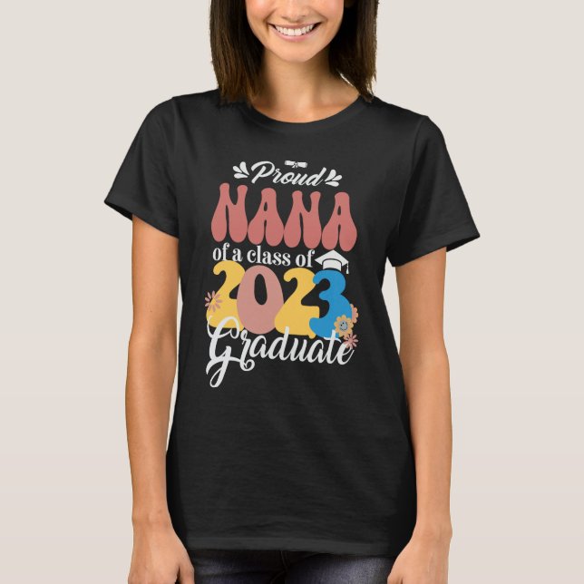 Camiseta Orgulho NANA de uma Classe de Groovy 2023 Formando (Frente)