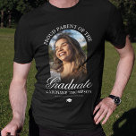 Camiseta Orgulho Pai da Foto do Formando<br><div class="desc">Camiseta de graduação personalizada de pais apresentando uma grande imagem em arco do formando,  o ditado bonitinho "pai orgulhoso do formando",  seu nome,  a escola/faculdade que frequentaram e o ano de aula.</div>