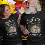 Camiseta Orgulho Pai da Foto do Formando<br><div class="desc">Comemore a formatura do seu filho de uma forma única e na moda com a nossa elegante camiseta de comemoração da graduação. Envolva-se com a alegria da realização deles e vista o seu orgulho na manga. Com uma fotografia personalizada, o emblema clássico do mortarboard, e uma mensagem sincera afirmando 'orgulhoso...</div>