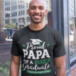 Camiseta Orgulho Papa de uma família de formandos 2023<br><div class="desc">Comemore a graduação de seu filho ou filha com esta camiseta moderna,  com um "PAPA Orgulhoso de uma tipografia de Formando 2023" em branco e verde; personalize facilmente essa camiseta com o ano de graduação e o nome do formando editando os campos de modelo.</div>