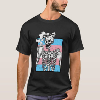 Camiseta Orgulho Transgênero de Esqueleto Bebendo Café Lgbt