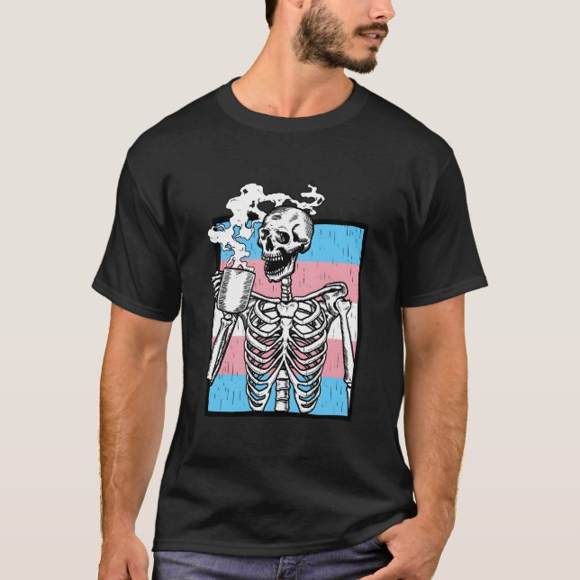 Camiseta Orgulho Transgênero de Esqueleto Bebendo Café Lgbt (Frente)