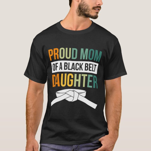 Camiseta Orgulhosa Mãe De Uma Filha De Cinturão Negro 19 (Frente)