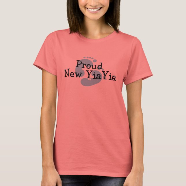 Camiseta Orgulhosa Nova Yiayia Pegadas de Bebê Menino (Frente)